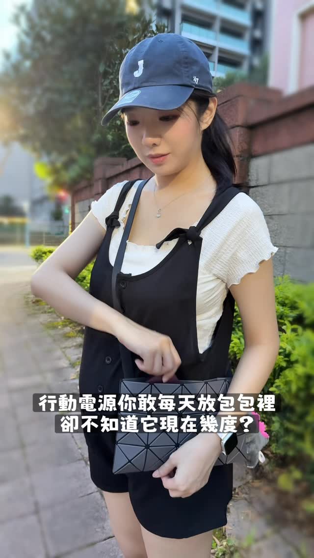 常放包裡的行動電源,你知道它現在幾度嗎?👀
募資熱銷2088萬 : https://lihi3.me/Exixr
全台首發,iPhone18 Pro全系列配色
8種風格任選,同步預購發售中
以前挑行動電源只看容量,現在我更在意的是
使用狀態能不能自己掌握~
最近體驗的 POLYBATT AI 智能溫控行動電源 10000mAh,搭載 2 吋 LCD 液晶螢幕,電池溫度、充電速度、累積輸出電量、循環次數都能直接查看,不用再靠感覺猜!
搭配 AI 智能溫控晶片,溫度超過 40°C 時會自動進行溫控管理。正式販售版本採用防爆固態電池,並具 CCC 認證 QR Code+Wh 航空標示,外出、通勤或旅行時,產品資訊也能清楚確認。
POLYBATT 為臺灣製造🇹🇼深耕電池科技領域 20 年。
對我來說,行動電源不只要有電,使用狀態看得見,才更讓人安心 ദ്ദി (⩌ᴗ⩌ )
官網下單輸入優惠碼【ring】
立即再省$300
https://lihi3.me/Exixr
#POLYBATT #AI智能溫控 #LCD液晶螢幕 #台灣製造 #行動電源 縮圖