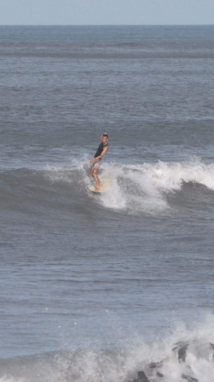 一些無尾的浪🌊慢慢走比較快
Super Log 9’6/23.25/2.87 PU
+ @true_ames highliner 10.3”
Big thanks 📹 @nn610_
#台灣
#衝浪
#surf
#墾丁
taiwan
Surfboard: @newadvanceoficial
@newadvance_taiwan
@longboard.surfer
fins: @finguilds
Leash: @halodailysurf
Suit: @outsideparadise_tw
Wax: @cheese_surfwax @betelnutco 縮圖