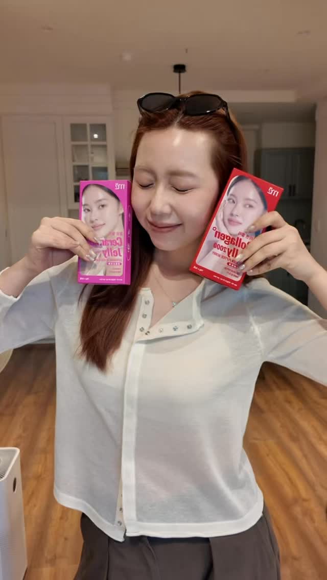 以前我真的很容易陷入一個循環🥹
狀態一乾,上妝就浮粉、卡粉,妝感一下就變得很不漂亮……
後來才發現,除了外在保養,日常的「內服保養」也很重要✨
最近每天都會吃 m2超能膠原凍
🍑 2000mg濃密型雙胜膠原
🍑 QQ果凍口感+莓果風味
🍑 還有紅石榴、山竹果萃
一條直接撕開就能吃,放包包裡也超方便!
另外還有我很喜歡的 m2超能水光凍💦
每條含有40mg玻尿酸+神經醯胺,
水蜜桃風味清爽不膩,QQ的口感真的很像在吃小甜點🍑
現在上班、通勤,甚至運動完都可以隨手補一條,
把「養膚」變成每天很簡單的一件事🤍
外在保養+內在補充一起做,
每天養成自己的水光感✨
@m2.official.tw
#m2美度 #m2 #美度 #m2膠原QQ果凍 #m2水光QQ果凍 縮圖