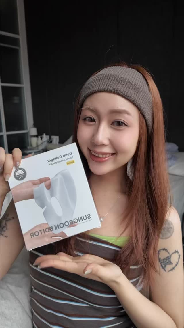 分享睡前敷這款「深層膠原蛋白極光彈潤面膜」✨
它是高濃度膠原蛋白凝膠面膜,剛敷上去的時候是乳白色,敷著敷著會慢慢變得越來越透明,感覺就像精華被肌膚慢慢吸收一樣💧
特別適合長時間待冷氣房、熬夜或覺得肌膚乾燥緊繃的時候使用。面膜本身也很服貼,不太容易滑落,睡前敷著就可以一邊休息一邊保養。
我自己最喜歡的是敷完隔天的膚況,摸起來比較水嫩、柔軟,上妝時也會覺得底妝更服貼✨
對我來說就是那種「晚上敷一片,隔天起床看到皮膚狀態會覺得有差」的睡前保養🤍
@sungbooneditor_tw
@sungbooneditor_hk
#SUNGBOONEDITOR #SUNGBOONEDITORTW #膠原蛋白晚安面膜 縮圖