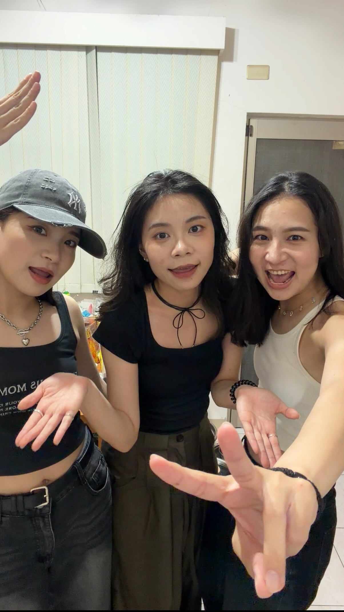 真的是形象全沒了再拍這部reels捏😂
對啦我們真的是端午節拍的 只是影片現在才生出來😂
回頭看影片好像三個瘋子…😂
完全臨場反應 一鏡到底無NG（無比真實

#難過#驚訝#油膩#失望#懷疑 縮圖