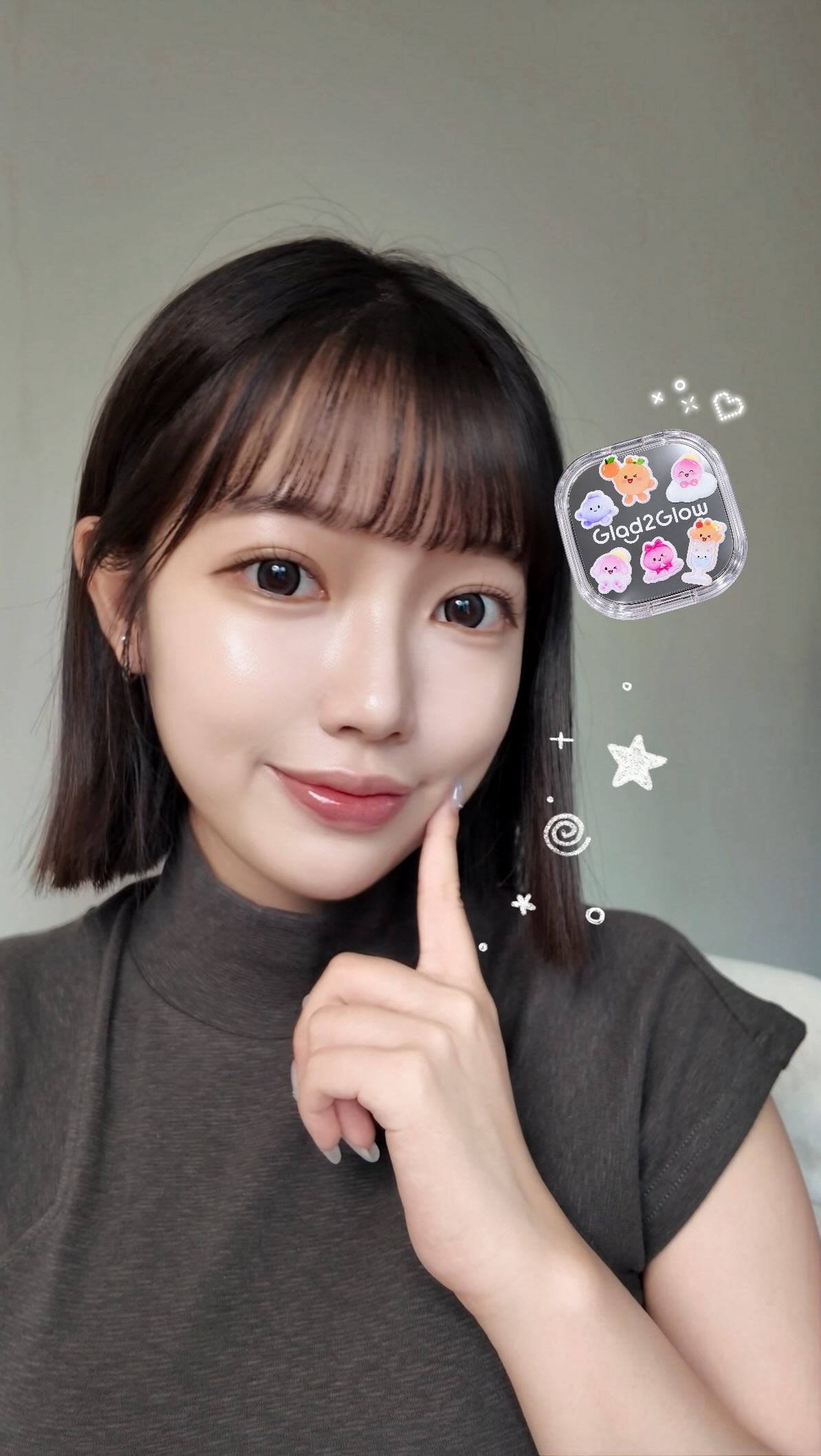 #開架氣墊大測評 最近試到一顆意外很喜歡的水光氣墊✨
就是@glad2glow.tw 的水光小銀盒啦🫶🏻
上臉是很自然的水光感✨
妝感輕薄但遮瑕度比我預期好
帶妝一天下來也滿服貼的🤍
而且現在 @poyabeauty 就買得到!
蝦皮消費滿 $499 還會送貼紙
可以直接幫小銀盒換造型 ₍ᐢ.ˬ.ᐢ₎♡
#Glad2Glow #G2G水光小銀盒 #水光氣墊 #氣墊實測 縮圖