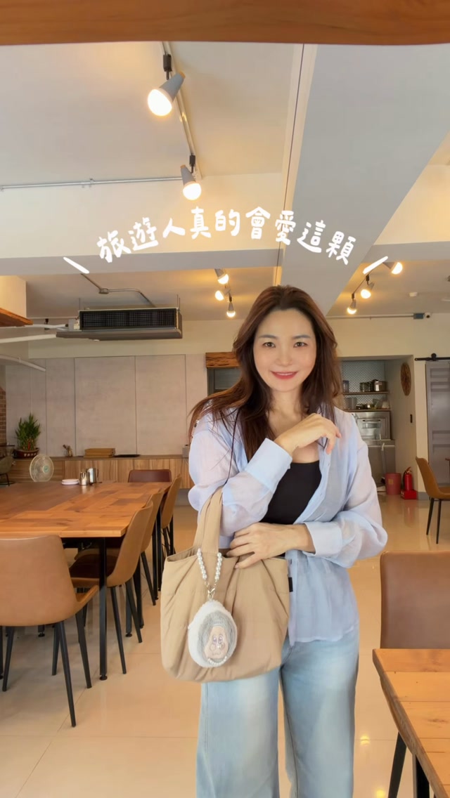 不要看它小小一顆 長夾、平板和日常小物都放得下🤎 
包身輕盈又有防潑水材質 
充棉提把柔軟不勒手 
裡面還有小隔層與磁扣設計 

尺寸｜寬33 × 高21 × 側寬13cm 
顏色｜咖啡／奶茶

喜歡小包又需要容量的人 這顆真的很可以！ 縮圖