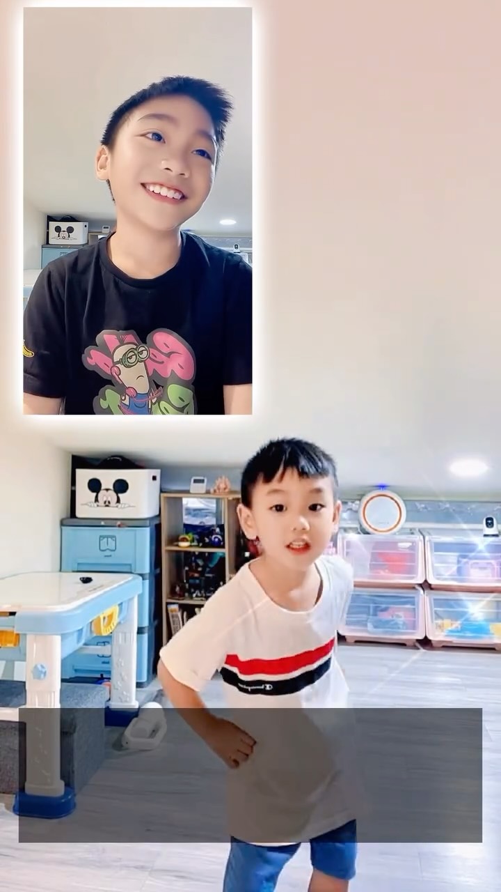 導演(媽媽)一下令:
「一個跳舞、一個對嘴!」🎬
兩位主演表示:
雖然媽媽平常很愛胡鬧,
但既然都開拍了——
還是得敬業配合一下。🕺🤣✨
只能說,媽媽負責胡鬧,
兒子負責配合,
這個家沒有一個人是省油的燈😂
#相愛相殺的母子日常 #靈魂舞者 #帶娃日常 #搞笑育兒 #媽媽日常 縮圖