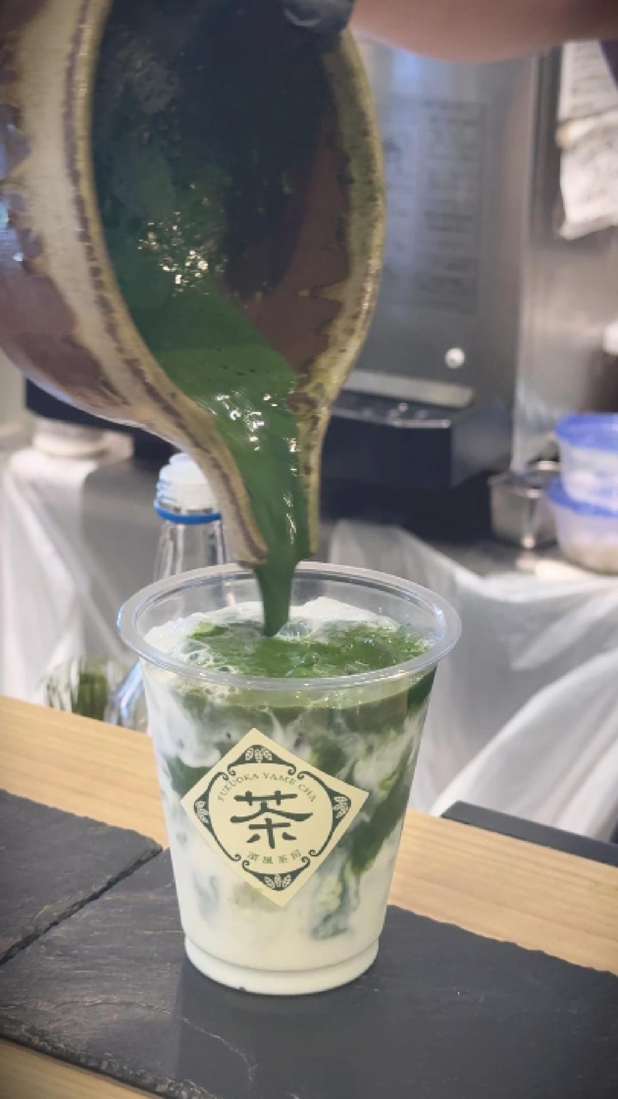 誰說去豐洲市場只能吃海鮮?隱藏在豐洲的抹茶🍵經過一定要來一杯
到千客萬來走得腳好痠,想找個地方休息解解饞,準備去超商買飲料之前,被我發現這家主打「福岡八女抹茶」的濱風茶房。
順便來份抹茶當下午茶,應該不過分?
🍵 手刷抹茶拿鐵:
站在旁邊看店員現場手刷真的超級療癒!入口能感受到濃郁的抹茶香氣,口感滑順、不苦澀。
🍰 現做瀑布「抹茶蒙布朗」:
視覺超浮誇的現做瀑布造型!切滿滿的抹茶香氣在嘴裡化開,吃一口就知道用料很實在。
店內還有超多抹茶周邊跟伴手禮可以買回家喔!
.
🍵 Hamakaze Sabo 濱風茶房
地址: 東京都江東區豐洲 6-5-1(豐洲千客萬來內)
交通方式: 百合海鷗「市場前站」,步行約 3 分鐘即可抵達 縮圖