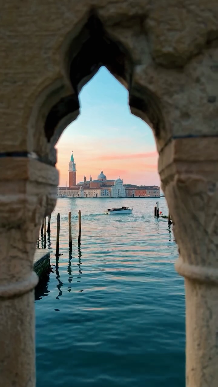Take me to the moon where we both fall in love❤️🔥
#義大利 #威尼斯 #italy #venice #travel
旅行可以得到長效的快樂與幸福🧳
去義大利的照片跟影片還有好幾千張⋯
再來回憶一下😝 縮圖