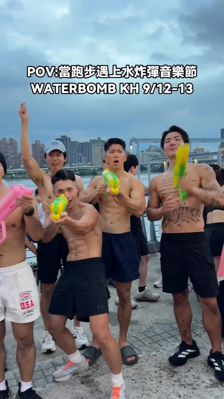 💦 WATERBOMB KAOHSIUNG 2026|新手攻略 🔫 @waterbomb_kaohsiung_official x @rookiesocialclub
第一次去 WATERBOMB?
這篇先收藏!9/12–9/13 高雄直接濕到最後一秒🌊
📍 VENUE|高雄・夢時代正對面廣場
📅 DATE|9/12 SAT – 9/13 SUN
⏰ TIME|14:00–22:00
🎟️ 18+ 成人限定
今年卡司直接炸裂🔥
TWICE 志效、KAI、WINNER、LOCO、GRAY、KISS OF LIFE、李旼赫、謝金燕、高爾宣⋯⋯
K-POP × HIP-HOP × R&B × EDM 一次收服。 (ELLE)
💦 WATERBOMB 必帶清單
① 水槍 🔫
現場不是只有看表演,是要「打水仗」!
② 防水手機袋 📱
手機真的要防水,不然照片還沒發,手機先下班。
③ 泳衣/速乾衣 👙
會濕,而且不是一點點。
④ 毛巾+替換衣物 🧺
建議多帶一套,離場舒服很多。
⑤ 防曬 🧴
14:00 開始,白天進場記得防曬。
⑥ 防滑鞋 👟
現場大量水花,舒服、防滑比帥更重要。
💡 WATERBOMB 生存攻略
☑️ 提早進場,先確認更衣/休息區位置
☑️ 貴重物品越少越好
☑️ 手機全程防水
☑️ 不要穿怕濕、怕髒的鞋
☑️ 水槍先裝好,準備加入水戰
☑️ 最重要:不要只站著看,WATERBOMB 就是要玩!
🎟️ PGA 尊榮票另有專屬 Relax Zone、入場通道、更衣室及洗手間等禮遇。 (網銀國際影視)
🚨 最後提醒
WATERBOMB 是「真的會濕」的音樂節。
所以不要問:
「會不會被水噴?」
要問的是:
「今天要濕到什麼程度?」💦🔫
9/12 高雄見。
RUN → WATER → PARTY 🔥
#WATERBOMBKAOHSIUNG #WATERBOMB2026 #水炸彈音樂節 #高雄音樂祭 #高雄活動 KPOP RSC RookieSocialClub 縮圖