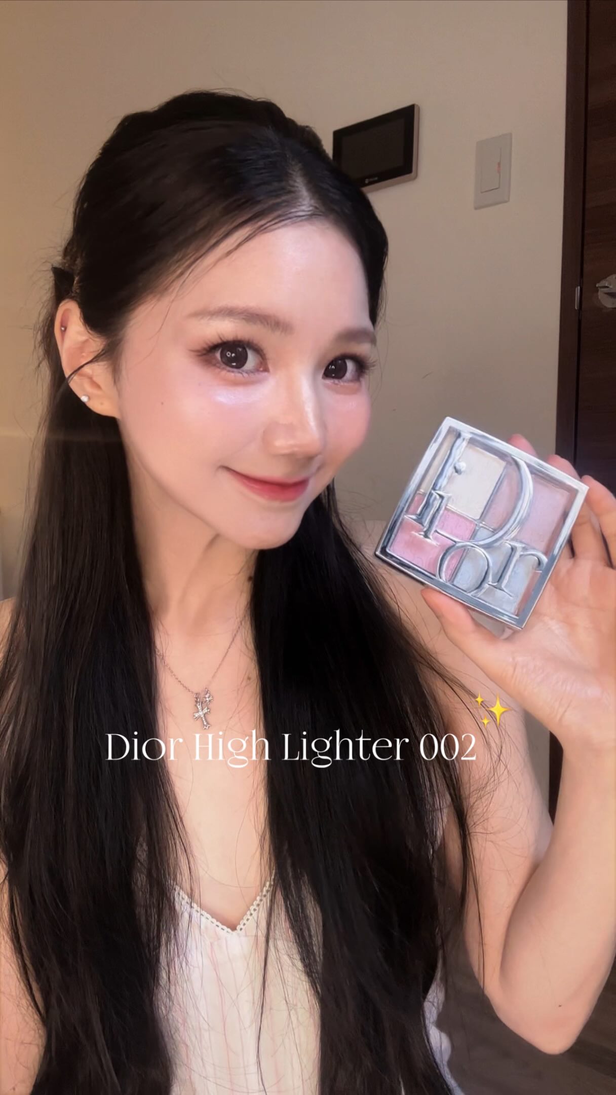 開箱 Dior 四色高光 002 🩵✨
這盤真的把我最近很喜歡的「貴婦水光肌」畫出來了🥹
本來以為只是顏值很高的收藏盤,
沒想到實際刷上臉,光澤感比想像中還漂亮!
不是很明顯的亮片感,
而是皮膚透出來的細緻水光✨
近看有光、遠看又很自然,毛孔也不會被放大。
✨ 粉質
除了白色那格顆粒感稍微明顯一點,
其他三色都很細,疊在肌膚上是融進去的光。
✨ 四色搭配
可以單獨刷顴骨、鼻頭,
也可以混色當腮紅提亮,光澤層次會更漂亮。
✨ 持妝
我自己帶妝到晚上,光澤還是很細緻,
不會變成一片油光,這點真的很加分🤍
最近化妝包裡很常拿這盤,
每次照鏡子都會忍不住看一下自己的光🤣
有 Dior 002 的姐妹嗎?
你們最喜歡哪一格、都怎麼畫?👀
#DiorBeauty #dior高光 #高光推薦 #水光肌 #彩妝開箱 縮圖
