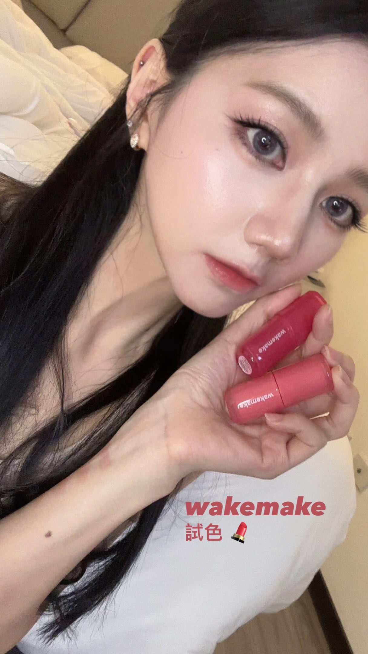 最近真的被 wakemake 這組燒到不行🥹💄
而且它們家在韓國 OLIVE YOUN 本來就很紅,
這次自己實際用了之後,終於懂為什麼這麼多人推🤣
尤其是這組「毛孔隱形底妝+水光唇釉」
很適合夏天,妝感就是那種
看起來有化妝,但又很輕透漂亮的感覺✨
先說我最有感的👇🏻
✨ 完美校色絲滑妝膏
這個真的有讓我驚訝!
質地很滑、很好推,輕拍上臉後,毛孔有種被柔焦掉的感覺🥹
而且有控油效果,夏天用也不會覺得臉一直油油的~
✨ 空氣感無瑕氣墊粉餅
半霧面的妝感我很喜歡!
薄薄一層但遮瑕度滿高,
Before / After 真的自己看都覺得差很多🤣
重點是妝感不會厚,還有防曬係數,夏天出門我覺得很可以☀️
💧 玻璃水光唇釉
這個我要特別推!!
水水亮亮的唇妝真的好美🥹 是今年最流行的低飽和妝感
不會乾到卡唇紋之外,還添加保濕成分,能一直維持那種玻璃唇的光澤感✨
而且它們家唇彩顏色真的都很好選,
我自己最推這兩個:
🍑 02 水嫩蜜桃|日常淡淡的很嫩
🌹 08 乾燥玫瑰|溫柔又有氣質
如果妳最近也在找夏天的底妝+唇彩,
這組真的可以去試試看👀💕
現在不用找代購了!
📍全台康是美門市&官網都有販售
🎁 優惠也幫妳們問好了
・全品項9折 眼唇類任兩件再9折
・南港恩秀門市消費滿 $1,000 → 贈限定唇彩包
・購買底妝產品 → 再贈粉底刷
然後偷偷幫妳們爭取到一個小福利🥹
這次會送出 wakemake 玻璃水光唇釉 02 一份給大家抽!
想一起抽的姐妹👇🏻
① 追蹤我的 IG
② 追蹤 @wakemake.taiwan
③ 留言「唇釉」
9/30 21:00開獎公佈得獎者呦🏆
詳細抽獎辦法請看留言區
開獎後再跟我拿收件資訊就可以啦🩵
#wakemake #wakemake唇釉 #wakemake氣墊 #康是美 #AKWG 縮圖
