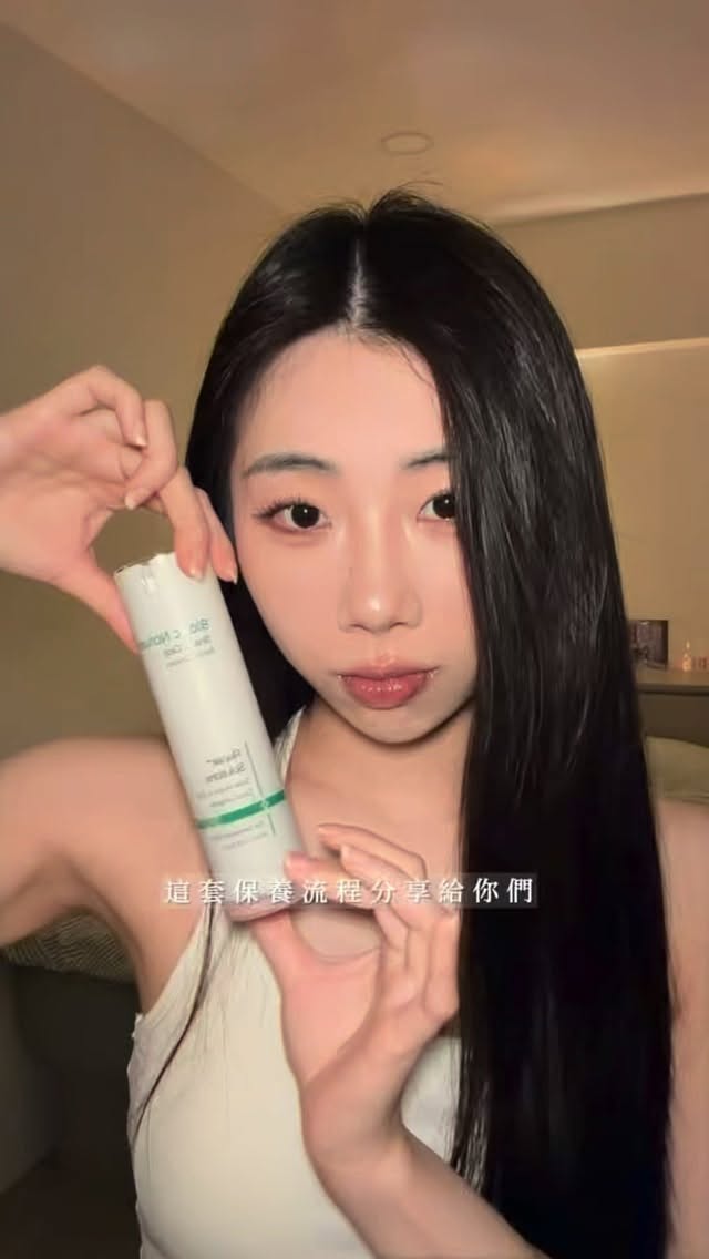 最近用了@blancnature_tw 系列產品～
蝸牛經典修護霜裡頭含有積雪草跟 EGF成份，聞起來是舒服的淡茶樹香，質地水水的不黏膩、也不會悶出新痘痘。泛紅或擠完痘痘的地方厚敷一下，修復速度很有感，很適合當作日常修護保養✨

出門再搭配氣墊修飾毛孔，整天下來出油跟持妝度都滿穩定的！

#BlancNature #韓國保養品 #蝸牛乳液 #氣墊 縮圖
