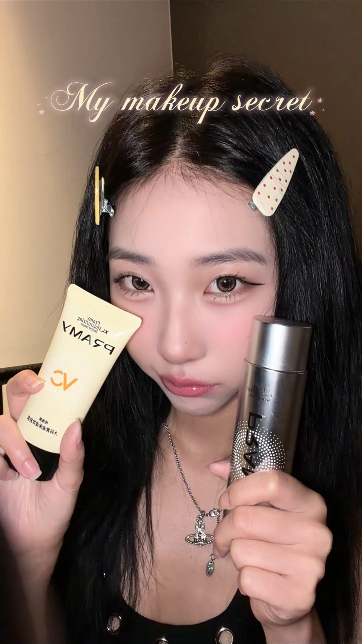 因為啦啦隊工作的關係，常常要面對超高清鏡頭
最怕妝一上場就卡粉、浮粉，還全部都被拍得清清楚楚ㅠㅠ

最近我的韓系水光妝小祕密，就是這組「服貼持妝CP」：
-柏瑞美黃油保濕妝前乳
-柏瑞美化妝師持久噴霧

上妝前先擦黃油妝前乳，水感精華乳質地很好推開，吸收快又不黏膩，保濕的同時還能自然提亮。後續粉底真的會更貼、更透，皮膚還會有很漂亮的水光感u
而且一瓶就能完成妝前保養，對趕著化妝出門的我來說，完全是懶人救星！
完妝後再搭配柏瑞美定妝噴霧，經過10小時工作，妝感依然服貼、不容易暗沉，也不用再害怕被高清鏡頭拍到卡粉了
想畫出自然又透亮的韓系水光妝，妝前保濕真的不能少！

🛒Bealent官網、蝦皮官方商城、MOMO都可以買到
實體通路於康是美獨家販售
https://www.bealent.me/categories/%E6%9F%8F%E7%91%9E%E7%BE%8Epramy

#合作 #柏瑞美 #PRAMY #黃油妝前乳 #服貼持妝CP 縮圖