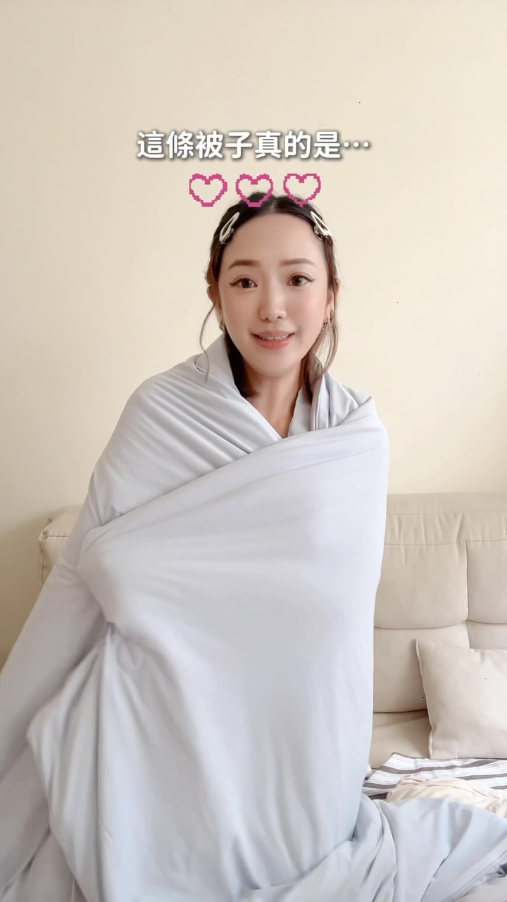 好物分享Ep.1✨
最近買的這條3.0冰霜被
舒服到男友一直跟我搶被子🤣
冷氣溫度不用調很低就超級冰涼！！❄️❄️❄️
新升級的面料不只抗皺還可以防蚊、抗菌🦟

除了冰霜被還有冰霜床包
顏色都很有質感 可以自己配色
怕熱的人這系列真的可以買!!🔥

有興趣的人留言+1傳給你組合優惠🙌🏻
-
-
#夏天必備#冰霜被 縮圖