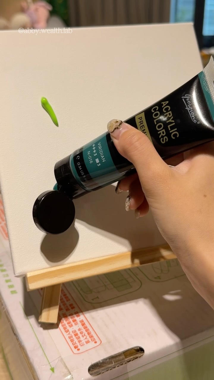 It’s been a while since I last picked up a paintbrush, and doing it on my birthday brought such a deep sense of peace. Just me and the world inside my painting. I hope I can make more time for the things I love most💜

生日當天久違的又拿起畫筆 
感覺很平靜 只有自己和我畫中的世界
期望自己能多播出時間 
做自己最喜歡的事
.
#birthday #acrylic #painting #leo #art 縮圖
