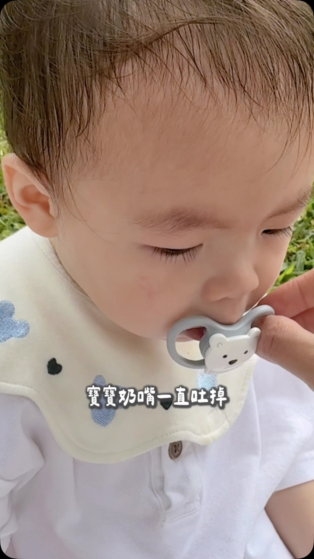 最近幫寶寶換了 NUK Perfect Match Air 超透氣安撫奶嘴💗
我自己很喜歡它的仿母乳拇指型奶嘴!
形狀更貼近乳頭,加上柔軟Q彈的材質
寶寶接受度滿意滿意🥰
而且超大透氣開孔設計,嘴巴周圍比較不悶;
0–6M 還有專屬的蝴蝶型擋片,吸吮起來更順暢✨
NUK 是德國第一哺育品牌,
也有專業牙醫師認證、歐盟認證,
不含雙酚A,媽媽選奶嘴最在意的安心感也有顧到🤍
出門還有附防塵奶嘴盒,直接放進媽媽包,
再也不用怕弄髒!
而且連盒子都可以一起丟進消毒箱~
如果你家寶寶也正在挑奶嘴,
可以認識一下 ~
NUK Perfect Match Air 超透氣安撫奶嘴~
@nuk_taiwan
#德國第一大哺育品牌 #NUKTaiwan #天生一對完美契合 #奶嘴推薦 #全感官育兒 縮圖