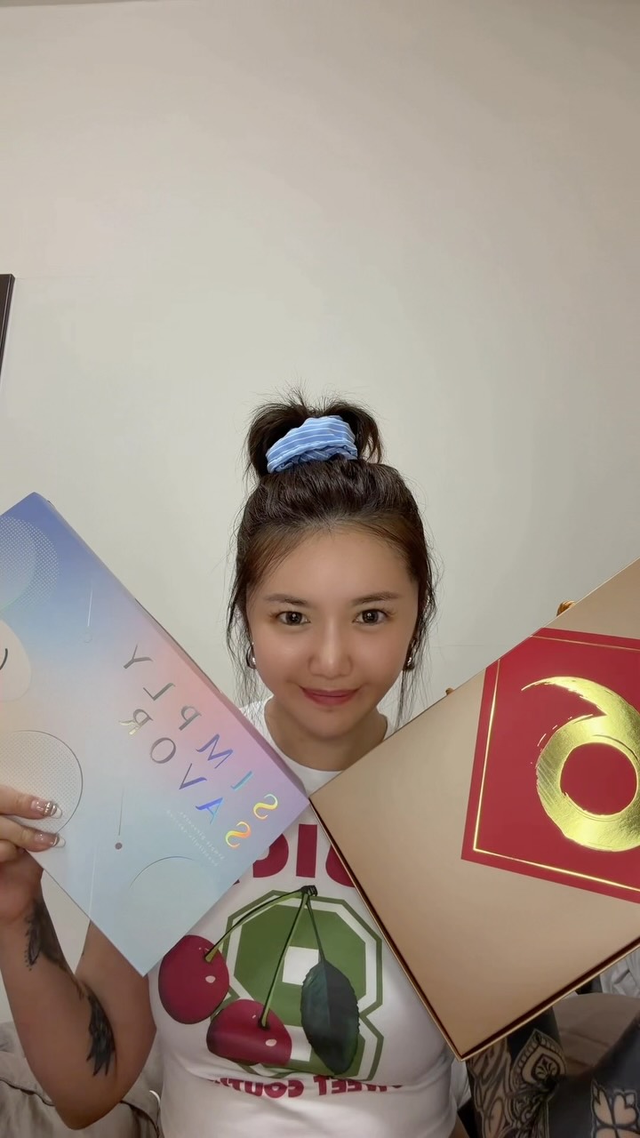 中秋禮盒不要再送蛋黃酥或柚子了!!!
今年來點不一樣的新選擇🥰
幫你們嚴選的第一位選手是來自高雄漂亮姐妹花所創立的 @crispy_bakestudio 酥皮克莉!!
開業不到2年已經收服超多原本不愛吃甜點的人的胃(我也是其中之一)
被我譽為甜點界的黑白大廚等級甜點師!!!!
全產品都是減醣製作,不甜不膩只有香氣完全征服我的嘴,沒吃到會想念的那種
你們吃過就知道我在說什麼了🤤
第二位選手是清境羊奶蛋捲小公主 @sinlin6277 家的手工羊奶蛋捲
想當初我也是非常討厭吃蛋捲的人,
但人真的不要鐵齒,沒有討厭吃的東西只有不好吃的東西
原來蛋捲也可以這麼好吃
全羊奶製作不加一滴水,只有濃醇香
不乾不柴不卡喉,沒有油耗味,真心推到爆!!!!!
現在來找儂預購都可享有獨家早鳥價,
有送禮需求的都可以指定到貨日期,
想自己吃的人也可以單盒或少量訂購🎁
留言「中秋獻禮」,我把優惠資訊發給你💗
#我說好吃就是真的好吃 #跟著吃貨儂準沒錯 縮圖