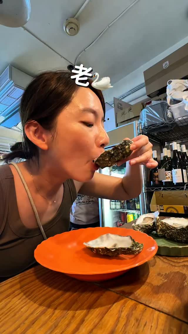 直接說結論
來 都來
不管你平常吃不吃生蠔🦪
都來吃!
我平常是不吃的
所以抱著姑且一試的心情來吃
殊不知真的很新鮮
完全沒有腥味
有海味但很合理完全可以接受
一定要搭配白酒
很開心就對了拉
📍英國生蠔海鮮小屋 British Oysters Seafood Shed
10491臺北市中山區玉門街1號(花博裡面)
週一、二公休
其他日:中午-21:00
#花博美食 #生蠔 縮圖