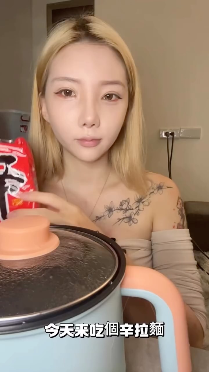 更新第二部吃播啦～

#吃播 #辛拉麵 #泡麵 縮圖