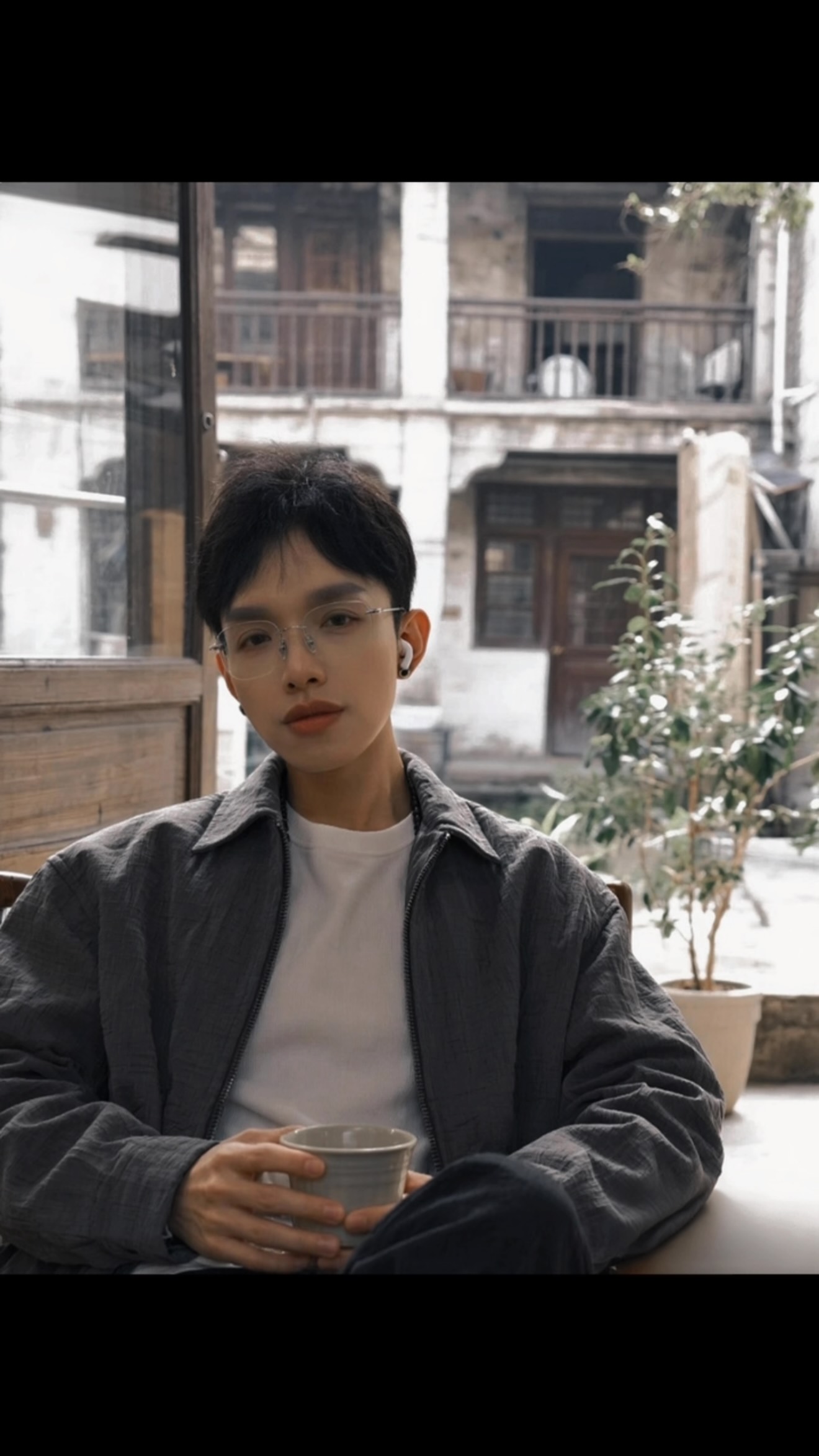#聊聊
有一段時間
我一直覺得
只要願意溝通
很多事情都能被解決
後來才慢慢發現
真正重要的
從來不是溝通
而是共鳴
因為沒有共鳴的人
你說的是委屈
他聽見的是情緒
你分享的是感受
他理解成了抱怨
於是你越努力解釋
反而越覺得孤單
後來我才明白
每個人都活在自己的認知裡
你不需要花很多時間
向一個不懂你的人
解釋你的全世界
不是每一次表達
都一定要得到回應也不是每一份真心
都一定要被理解
如果沒有共鳴
就允許彼此停在各自的世界裡
因為真正的關係,不是靠解釋維繫
而是靠理解相遇。
#人際關係 #情感語錄 #自我成長 #生活體悟 縮圖