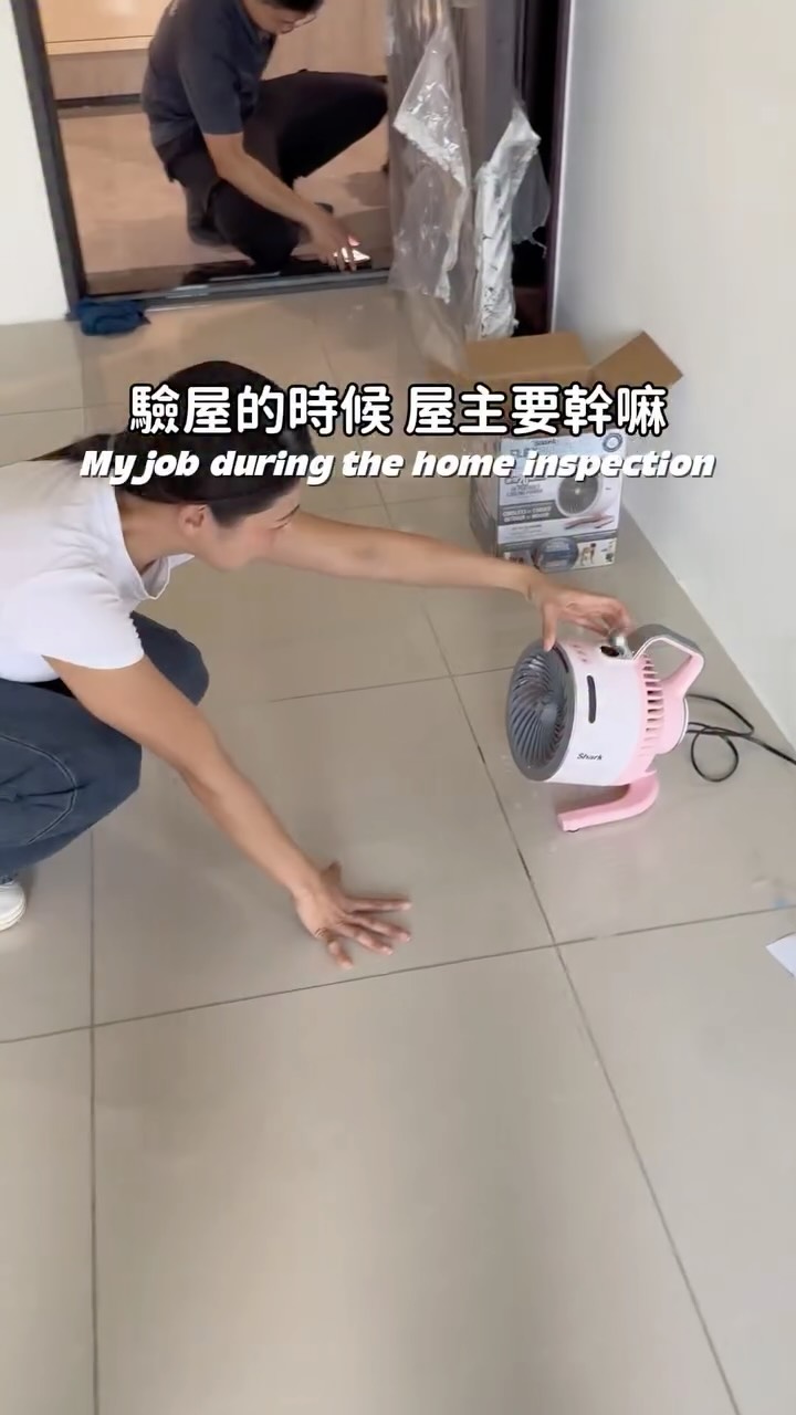 各位驗屋師傅辛苦了!
空屋原來是這麼熱的嗎 進來30秒就大爆汗..
二驗直接帶涼感噴霧扇🌬️🌬️🌬️
(阿就忘記充電🪫不然無線可以拿來拿去欸)
但其實師傅只有吹一下
在旁邊瞎忙到一半,想說風扇怎麼對著我(?
我就把風扇轉去給師傅。
再瞎忙一陣子,坐下休息後,師傅默默又把電風扇轉過來,然後低頭繼續檢查磁磚。
喔my!
這天夠熱了還被師傅暖到🥹🥹🥹
安心驗屋你很可以啊!
@lovehometw
風扇是這個👇🏻
@sharkhometw
(我看起起來真的超熱)
(這樣想想木工、水電、系統櫃師傅、設計師都是欸)
(大家都辛苦辛苦啊) 縮圖
