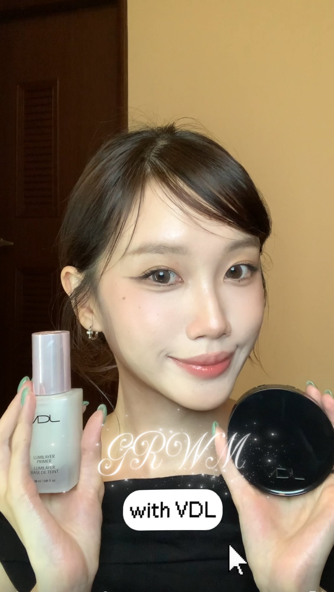 GRWM之底妝變韓女
說真的韓網一直推,忍不住手癢試試看🧎💸
✨【VDL貝殼提亮妝前乳 SPF33,PA++】
上臉水潤但不厚重,保濕跟控油拿捏得剛剛好,
不悶不乾爽感十足~
最有感的是那個貝殼光澤(肉眼看有亮片)🫧
*小建議局部使用效果更好!光澤感會更自然~
跟之前分享的校色款放在一起比較。
校色款的強項在「處理問題」,泛紅蠟黃這種膚色不均,
質地是偏奶霜;
貝殼款則是負責「加分」,那層水光透亮感是校色款給不了的,質地偏精華液。
👉🏻白話文is
膚況需要調整先上校色
想要氣色好、皮膚看起來會發光就交給貝殼🐚~
✨【VDL完美羽柔無瑕氣墊粉餅 SPF35PA++A02】
韓國真的大熱賣的氣墊,整個殼很有質感!還磁吸(太后)
海綿底料一拍就服貼,質地輕盈但遮瑕力不馬虎!不太有暗沉色差約0.5個度左右~~🥹🫶🏻
@vdl_taiwan
#vdl #貝殼提亮妝前乳 #完美羽柔無瑕氣墊粉餅 #韓國化妝品 #grwm 縮圖
