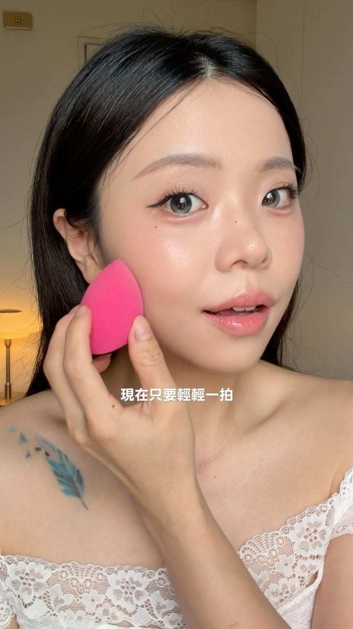 ✨不挑色也能擁有天生好氣色
最近很喜歡這種「有上妝,但看起來像天生皮膚很好」的妝感!
妍霓絲的晶靈光感CC霜可以直接自動校色
調整蠟黃、暗沉與膚色不均~
擦完肌膚自然透出玫瑰金光澤🥹
超薄透的水感質地,完全不厚重!
還能微柔焦修飾小瑕疵、填補細小凹洞🕳️
讓肌膚看起來更平滑有光🪞
而且添加維他命E+薰衣草精油
保濕的同時還有防曬效果☀️
帶妝久了也還是很漂亮的奶油肌~
推薦給喜歡「裸妝感、好氣色」的人🤍
@eileen.grace
#晶靈光感CC霜 #輕薄透 #水光肌 #好氣色 #超薄透 縮圖
