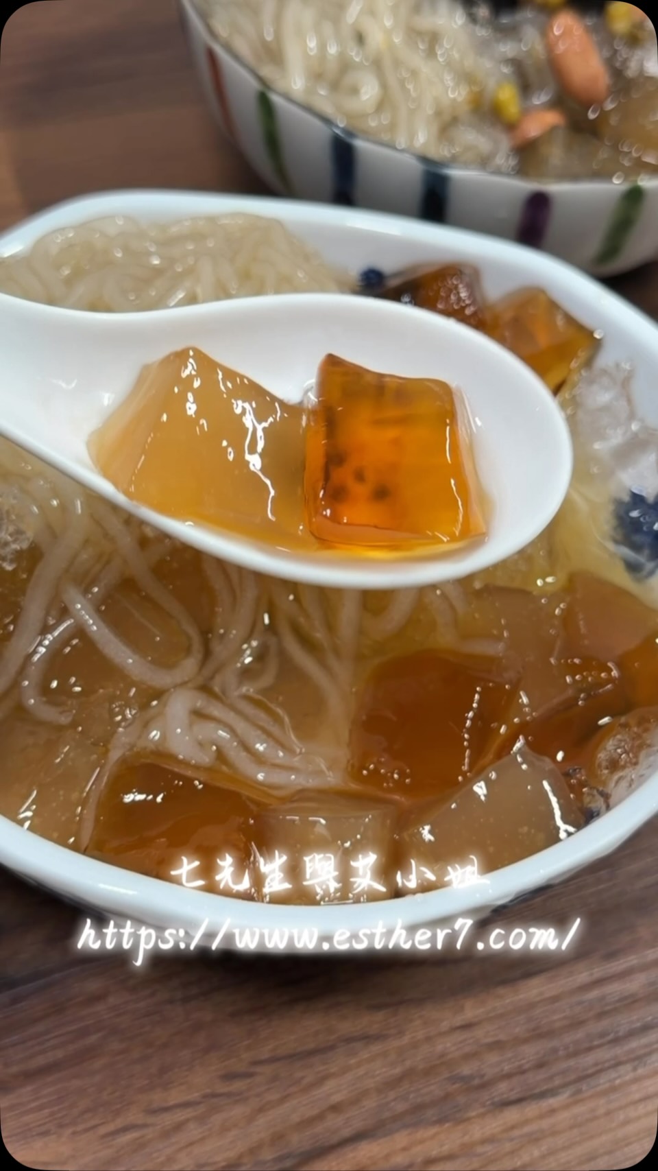 今天超熱很適合吃冰!吃了十幾年的龍安粉條冰今天畢業了,很多人早早就去排隊,我們也是。
隊友點綜合,我則是最愛的粉條+粉粿+冬瓜凍。創店團隊退場,品牌跟技術轉移,希望明年還能吃到一樣的好味道。
#七先生與艾小姐 #新莊美食 縮圖