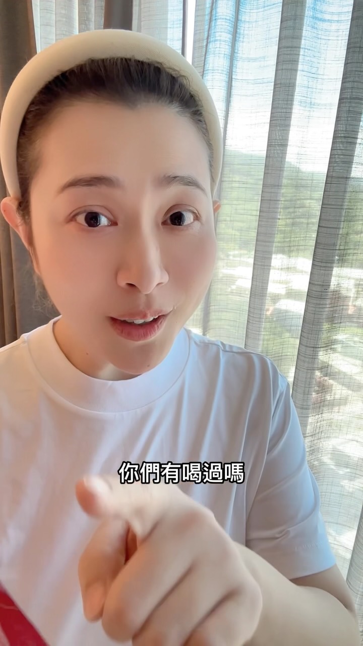 最近很紅的「蘋果美妍水」你們有喝過嗎?🍎
蘋果搭配草本食材,
自己煮很有儀式感沒錯,
但持久不容易
大概三天後就懶了🤣
所以看到 PlusDay 把這個概念做成常溫隨手包,
我覺得這才是忙碌生活真的能持續的版本。
🌹 蘋果美妍水
蘋果+草本食材,
不用煮、打開就能喝,
出門直接放進包包,
把每天的輕妍補給變成一個小小儀式感。
🐔 滴雞精
不加水、不添加人工調味,
喝起來淡雅甘甜、溫潤滑順,
也是我覺得家裡很適合常備的日常補給。
我現在越來越覺得,
照顧自己不一定要做很多,
而是找到「你真的做得久」的方法。❤️
📌 蘋果美妍水建議 15 歲以上飲用
📌 建議每日 1 包,可依個人需求調整至每日 2 包
📌 如服用西藥,建議與蘋果美妍水間隔 2 小時
🍎 PlusDay|蘋果美妍水&滴雞精
🔗 留言「蘋果」我傳連結給你或是看限動喔
#可藍團購 #PlusDay #蘋果美妍水 #滴雞精 #日常補給 縮圖
