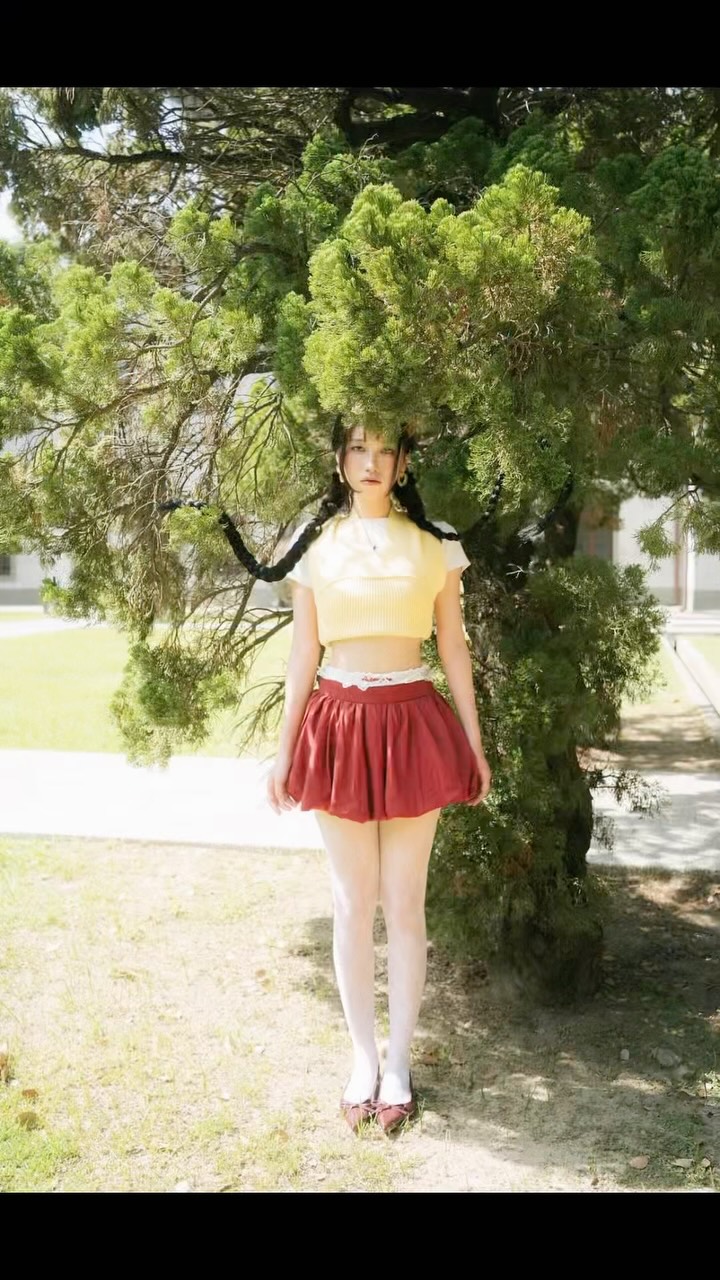 一開始跟瑞拉先討論好服裝
決定是飽和撞色系!
後來我開始思考該去哪裡取景
想傳達什麼情緒跟氛圍?
突然想到之前看過其他攝影在神學院的作品
覺得非常適合呈現夢核超現實的風格
但力度不要太強
雖然這是跟瑞拉的第一次合作
但我從版面上就知道她是表現力非常強大的模特
百分百信任她可以呈現我想要的視覺畫面
有趣的是我居然最喜歡跟樹互動的場景
剛好陽光的照射下 樹影錯落
畫面非常有層次
同時黃綠紅三種顏色一起出現在畫面裡
完全是我喜歡的色彩配置✨
In frame @cinderella_taiii 縮圖
