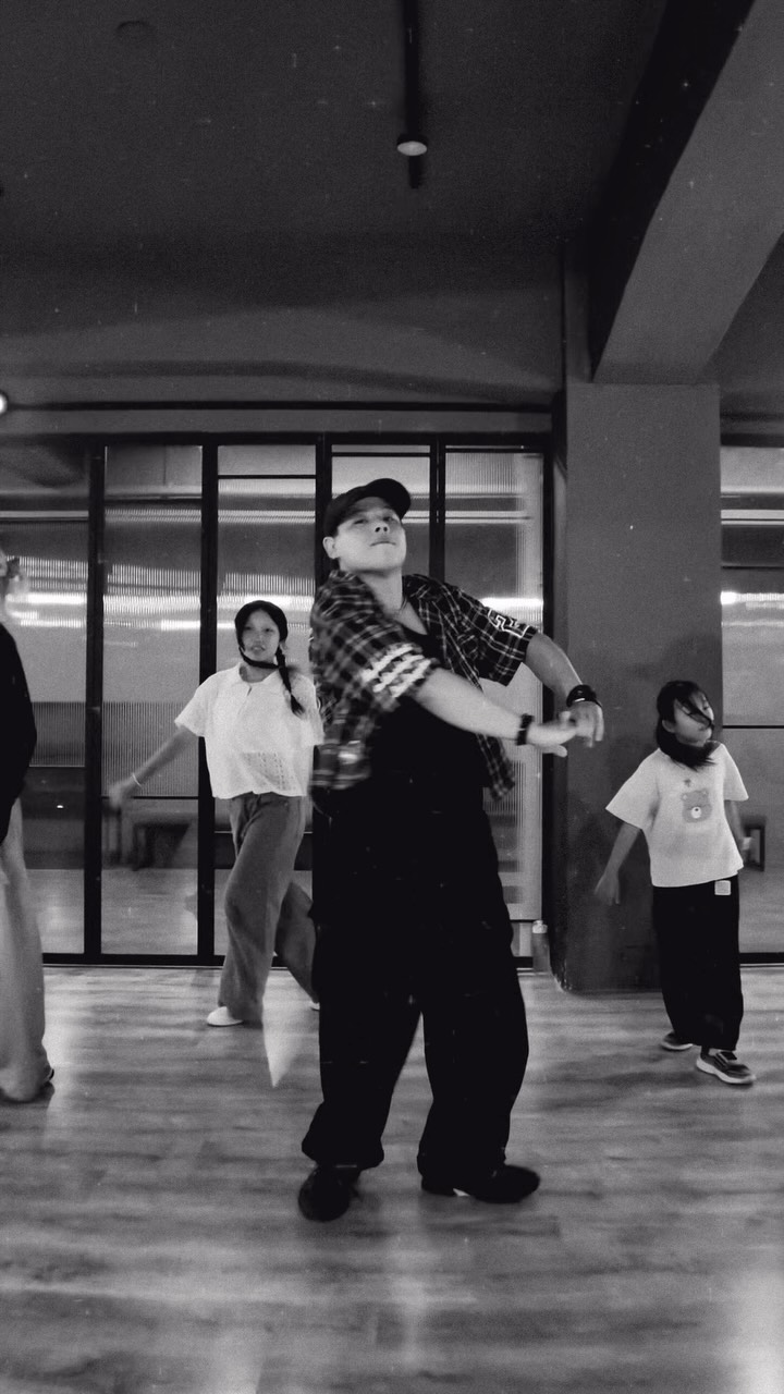 .
#20260820
Choreo Basic
❤️🔥👾🚬
🧠: @pumpkin_lin_
🎵: risk it all - kwn
🏠: @dynatickx_offi 縮圖