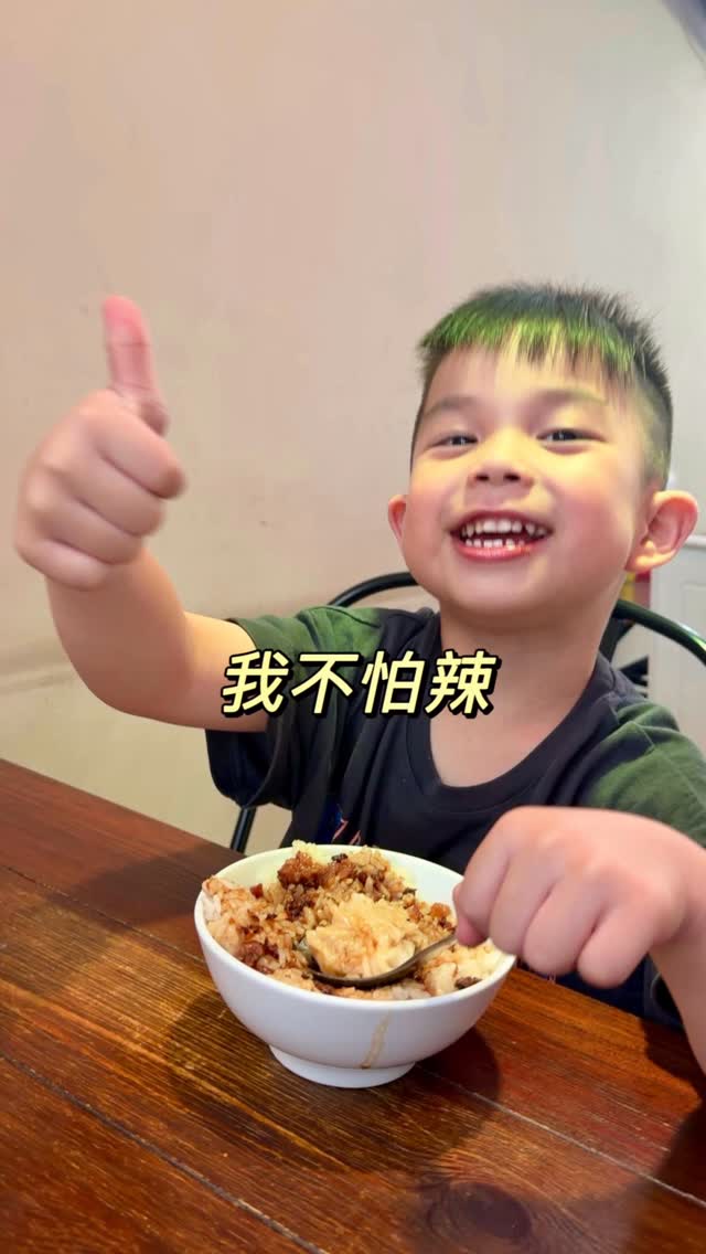 時隔一年
辰辰的日常系列終於更新了
跟大家報告近況
辰辰升大班了
依舊喜歡魟魚
也依舊喜歡吃水餃
(但近期比較喜歡吃滷肉飯
現在不想當小偷了
目前比較想當軍人
(但過一陣子應該又會換了🤣
然後最不喜歡的就是寫功課
目前還是偏矮
(持續運動跟努力早睡中
以上 報告完畢❤️
#辰辰的日常 #勇敢小偷
#勇敢警察 #勇敢消防員 縮圖
