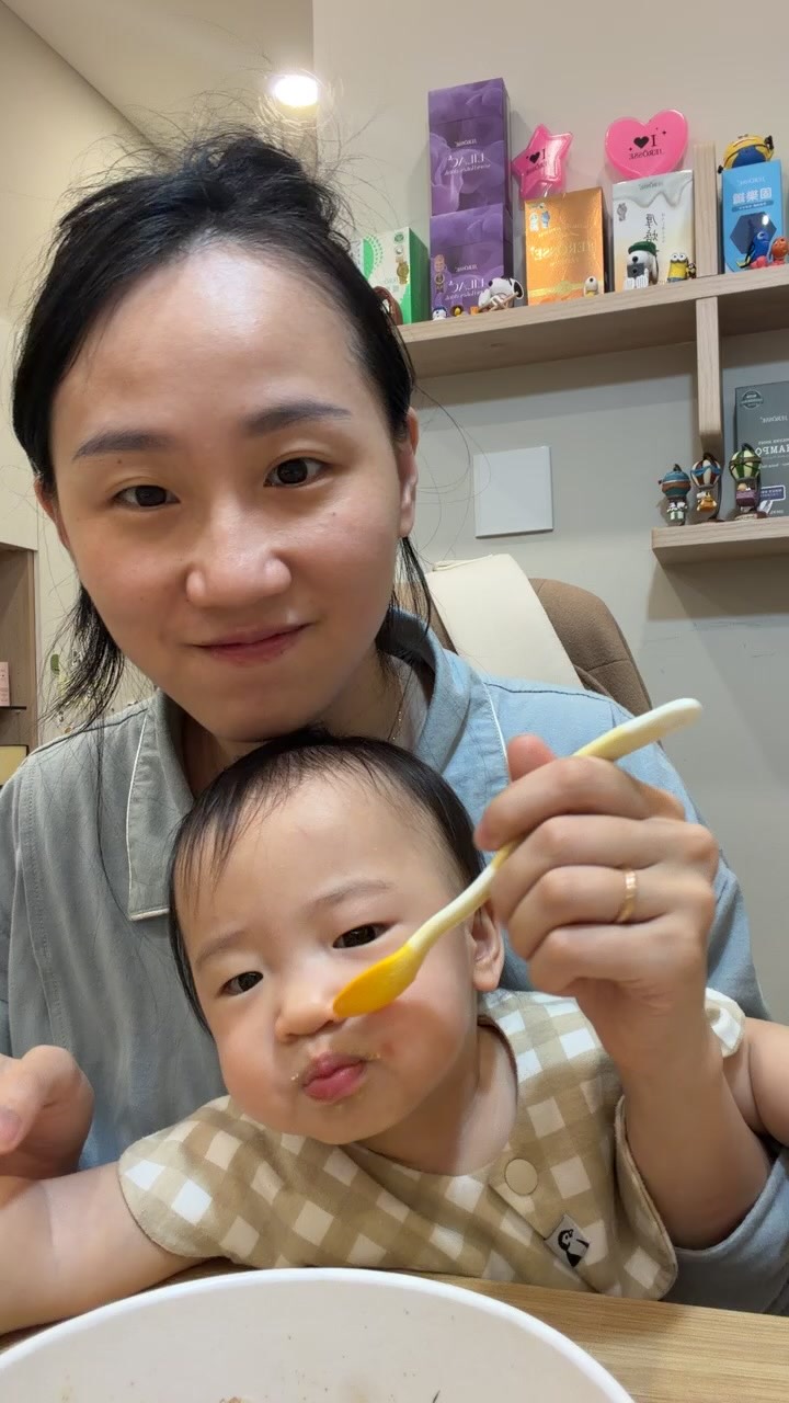 餵食弟弟吃地瓜 縮圖