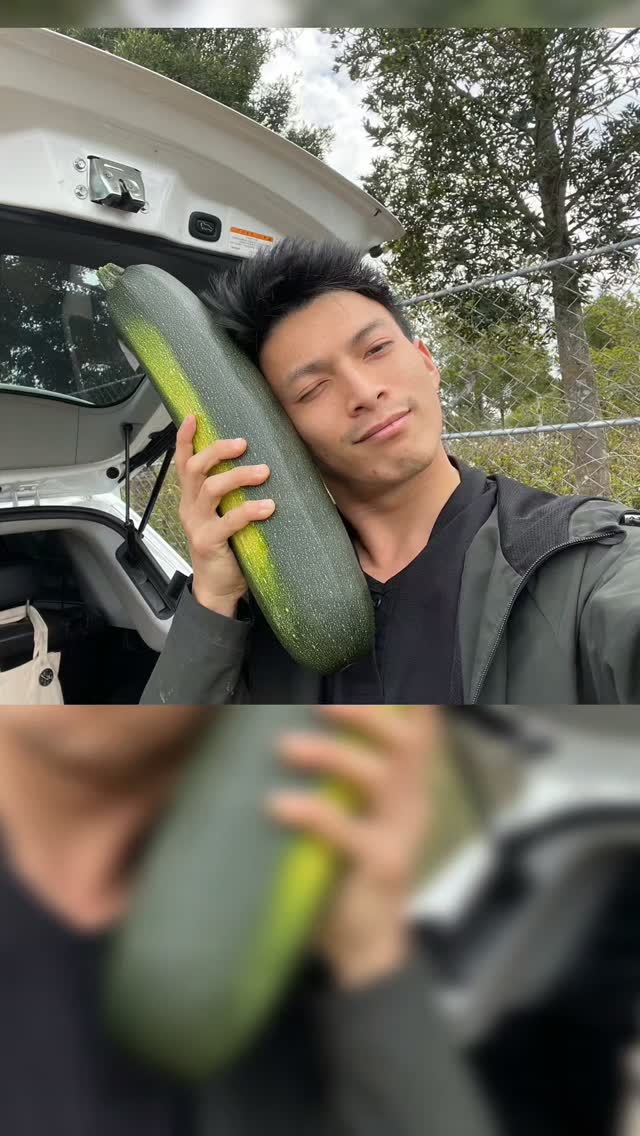 #農業 #採收 #巨大 #台灣 #生活風格
我很羨慕我自己
我喜歡在田裡的時光
我喜歡大自然會讓我看見自己
我自己跟自己相處的每段時光
喜歡那一個即使不算慷慨的我
做每件事情都用盡全力不留餘地的樣子
喜歡那一個
把東西備齊就絕對停手不做
相信種子相信土地相信時間
讓人類好好享受一切的宇宙 縮圖