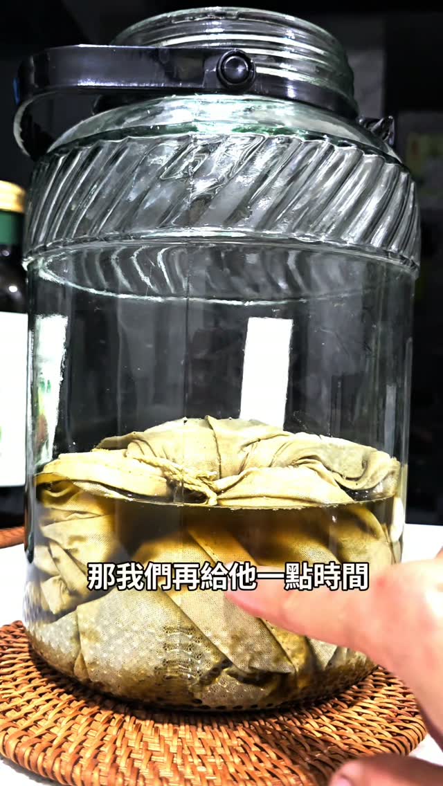 #lactucarium #發酵 #lactucin
#lactofermentation
#日日青水耕智慧農場
面對問題
我們往往不只有一種選擇
如果按照習慣
我們就把有損害的萵苣丟了吧
---------‐-------‐--------------
承蒙大家的青睞
因為我們的農場生意總是很好
為了給客人最好的菜
總是稍有瑕疵的
我才有機會吃到我的萵苣的風味
我總是覺得我的萵苣好苦
我客人給我的回饋都說菜超級好吃
這讓我心中一直有一個小小疑問
受傷的菜是真的比較苦
這些苦是萵苣抵抗委屈壓力的物質
原來蔬菜受了委屈
他的苦也會往心裡去
這些苦味物質(lactucin)
讓人吃了
據說會睡的比較好
也許
不管是萵苣還是人
如果遇到顛簸的人生旅途
好好的睡一覺再重新出發
都是不可或缺的吧 縮圖