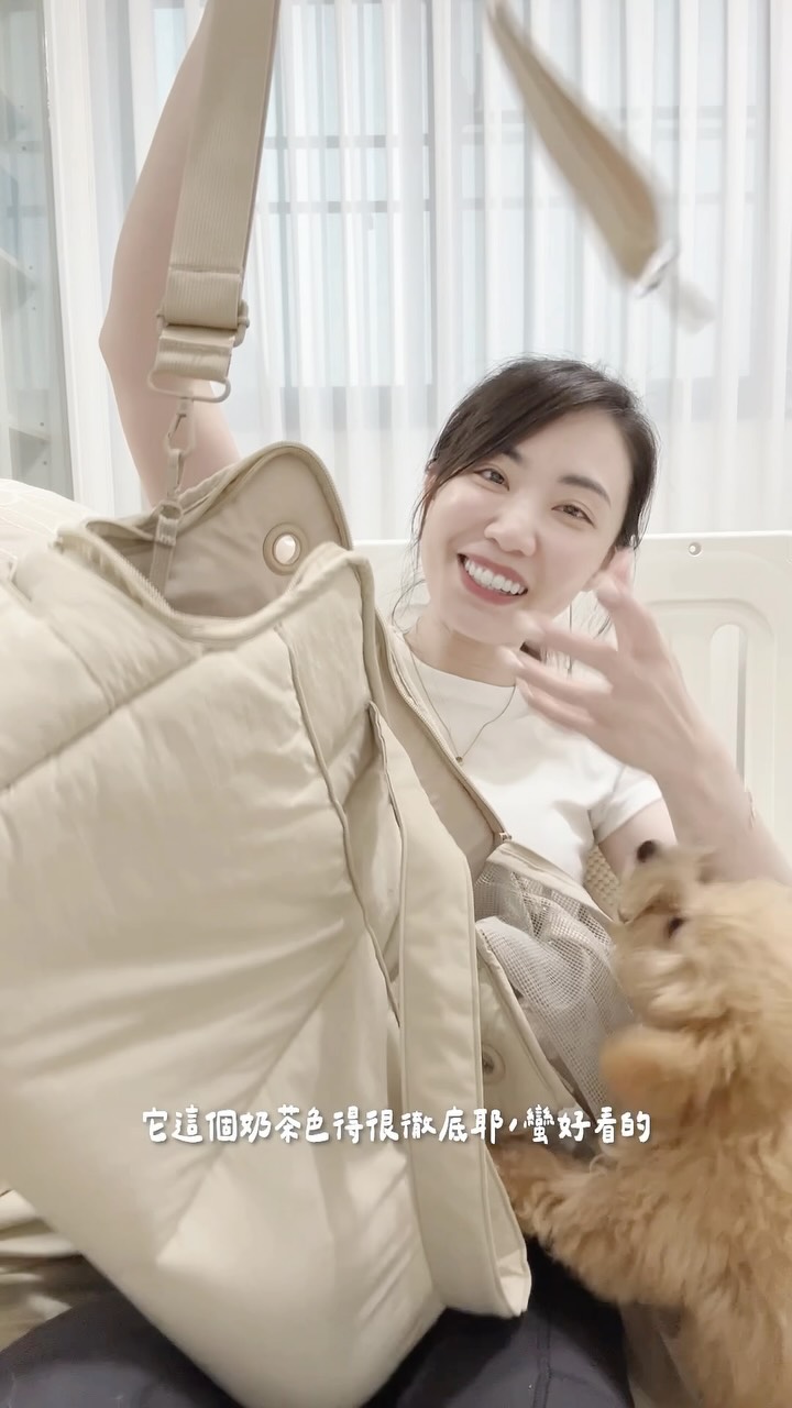 開箱日本客製化品牌 @moncheri.dog
奶茶色狗狗外出包🐶超級喜歡!好好看!
順便分享幾個咬咬玩具~
每天都有收不完的Poppy的包裹🤎
我是直接在官網購買的~
原本以為有客製化刺繡要等很久,
沒想到蠻快就寄出了!
不過到台灣之後還會再收一筆關稅
還有DHL的代收手續費~
這些和運費加起來,
差不多是半個包的價格了🤣 縮圖