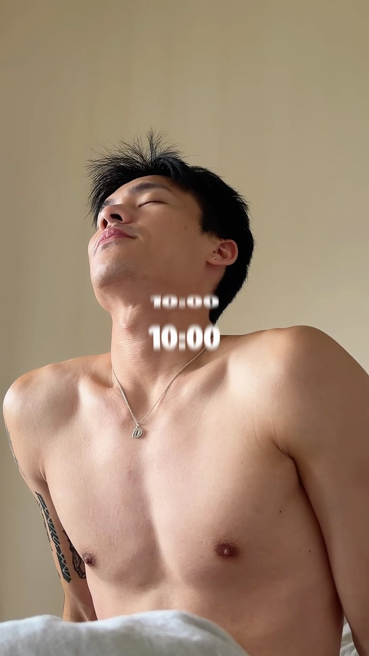 每年一到暑假,就是教練最忙的時候
幾乎每天都在球場,陪學生一起訓練、一起流汗,所以出門前的準備對我來說特別重要
男生平均出油量比女性高 60%,洗臉我會用專為男性設計的妮維雅男士極地潔面泥
這次妮維雅一共出了兩款,出痘油肌就選「全效控油潔面泥」,毛孔粗大就選「控油細緻潔面泥」
每天出門前把臉洗乾淨,也比較有精神,再加上等等教課就又要流汗了
教課前我會再搭配妮維雅男士玻尿酸肌能修復止汗噴霧,它有淡淡的香味我很喜歡,加上肌能配方72 小時乾爽制汗
從球場到晚上聚餐,只要換個衣服,就能舒舒服服的,也讓同行的朋友都說身上有淡淡香味,很加分
比起用香水蓋住汗味,我更喜歡先讓自己保持乾爽
@niveamen_tw
#NIVEAMEN #妮維雅男士 #來自德國男士肌膚保養專家 縮圖