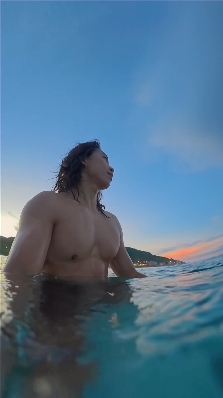 某天的下班奔向海邊衝關燈浪的我
我不住海邊,工作在新竹人住淡水
到中角約45分鐘不算近,但開車路上風景很美很舒服
東北部的浪點下午衝真的舒服很多 縮圖