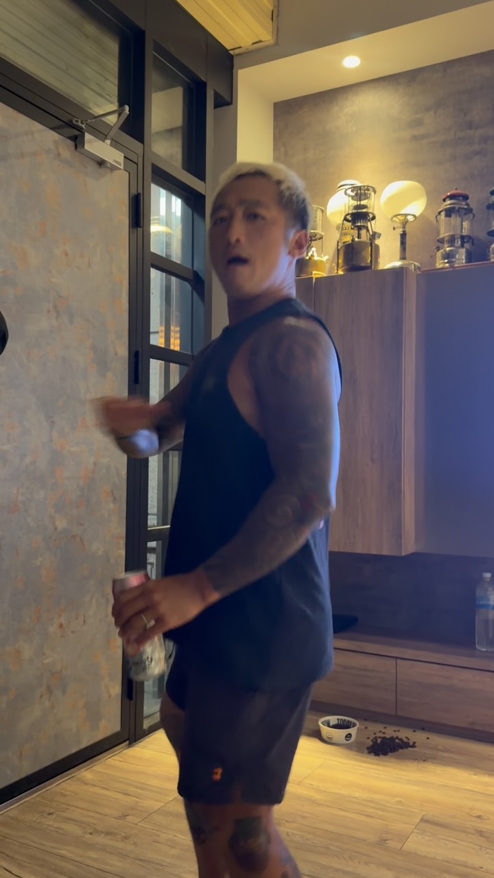 真的會被他逗笑我的方式可愛鼠
這是183vs163抖胸舞的差別😆
而且都沒在節奏上欸~
不過我還是好喜歡🫰🏻
下次幫你準備墨鏡 縮圖