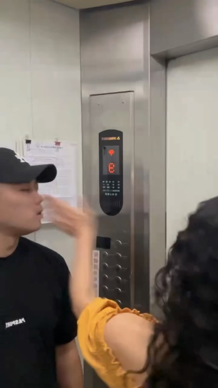 搭電梯被噁男騷擾 如果是妳會怎麼做？！
底下👇留言告訴我
#搭電梯 #噁男 #反擊 縮圖