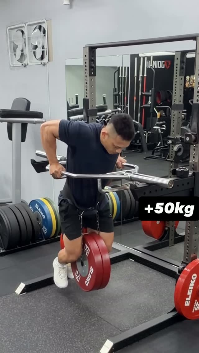 來嘗試最近很夯的
六角槓雙槓撐體平衡挑戰
+50kg 縮圖