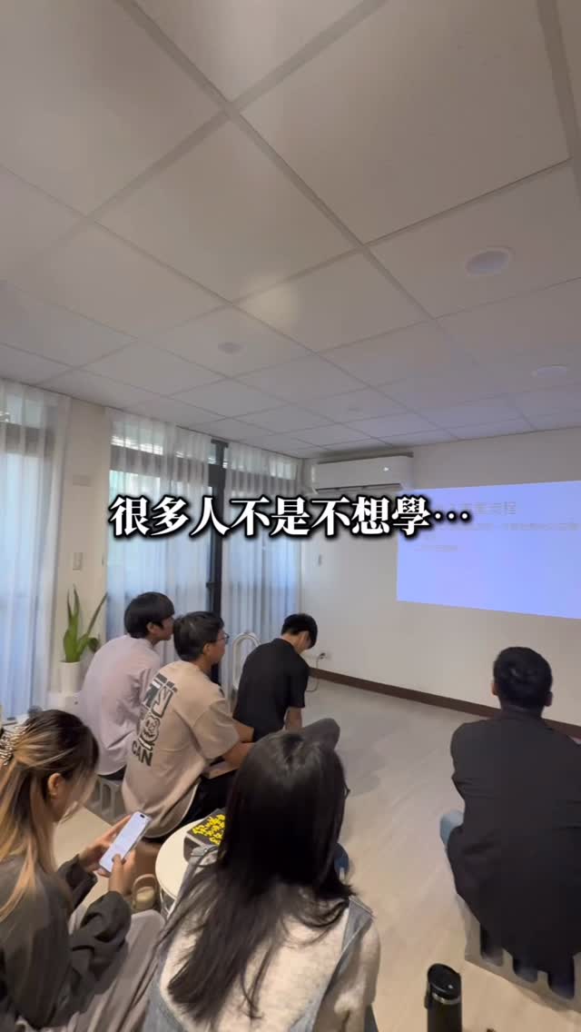 「沒有人天生就很厲害。
很多人缺的,其實不是能力,
而是一個願意教你、陪你成長的環境。
在這裡,
學習不是一個人硬撐。
有人帶你、有人陪你、有人一起變好🤍
只要你願意學,
我們都願意教。」
#學習 #一技之長 #美業小白 #美容教學 #技術教學 成長 團隊 創業 護理師轉職 美業日常 教育訓練 美業新人 想改變自己 一起進步 縮圖