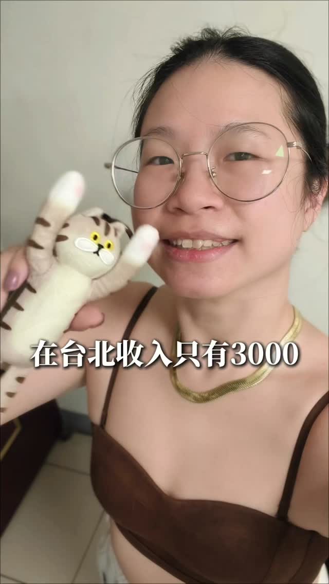 連洗頭都學不會的我,
後來竟然成了知名藝人指定的洗髮助理。
以前總覺得自己是不是沒有天份, 直到高二有了學妹,壓力突然來了。
不想被追過的我開始拚命練習, 慢慢從洗不好,到開始被客人指定。
那時候我第一次相信: 不是做不到,只是我比別人慢一點。
我甚至開始想, 也許有一天,我真的能成為厲害的設計師。
結果學了3年後, 我卻做了一個完全相反的決定——
我不想當設計師了。
#建教班 #美容美髮 #髮型設計師 縮圖