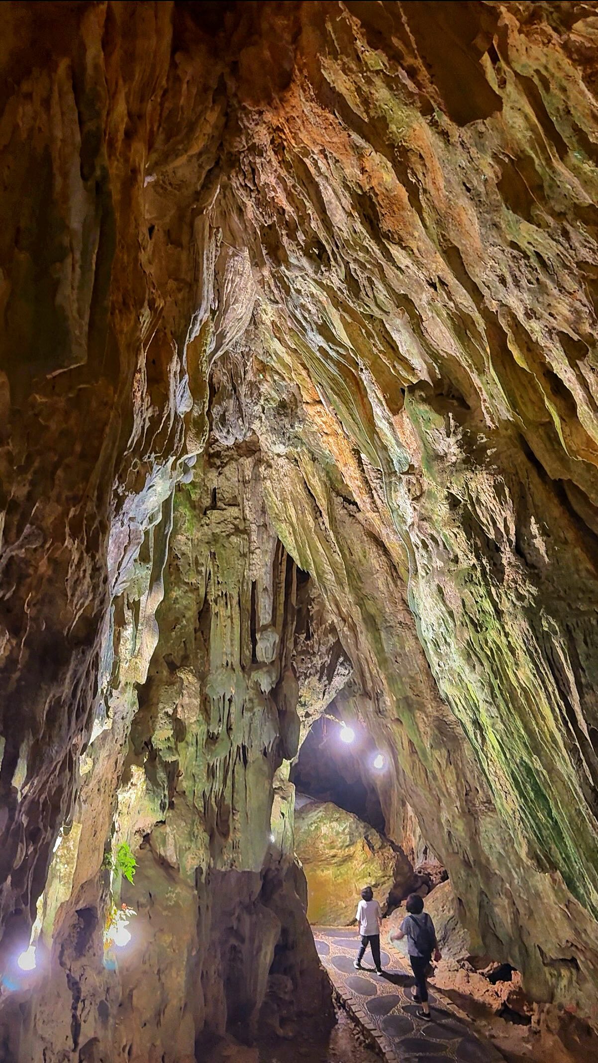 We explored one of Kenting’s hidden natural wonders—its breathtaking limestone caves. ✨
From the magical Fairy Cave, to the winding Silver Dragon Cave, and the stunning Stalagmite Cave, each one was filled with incredible rock formations shaped over thousands of years.
A side of Kenting that’s definitely worth adding to your adventure bucket list. 🌿⛰️
📍Kenting Limestone Caves (Fairy Cave • Silver Dragon Cave • Stalagmite Cave)
📍墾丁鐘乳石洞(仙洞・銀龍洞・石筍寶穴) 縮圖