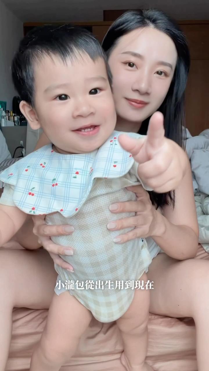 又是被迫營業的包🫶🏻
小瀧包從出生到現在唯一指定的口水巾
除了很好用以外 還超好配衣服（這超重要😆）
媽媽每次都失心瘋買好幾十條

Konny口水巾全新花色15款上市活動中唷😍 縮圖