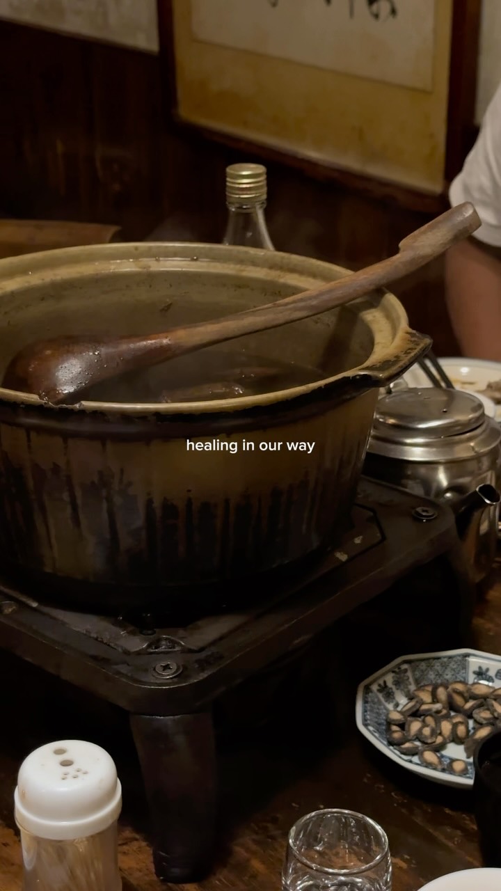 The wisdom of traditional healing.
店裏只有中藥烏骨雞湯、可以無限續的泡菜、葵瓜子以及決明子茶。
老闆說,蔥蒜與烏骨雞湯中的藥材被認為會相互影響,因此店內沒有販售其他餐點。
燉煮許久的雞湯入口是濃厚的雞骨、油脂與中藥香氣;
加入的藥酒,也在長時間燉煮後逐漸揮發。
沒有過多的調味,喝完口不乾澀,帶著溫潤的心情離開☺️🥢
#melodyluintaipei 縮圖