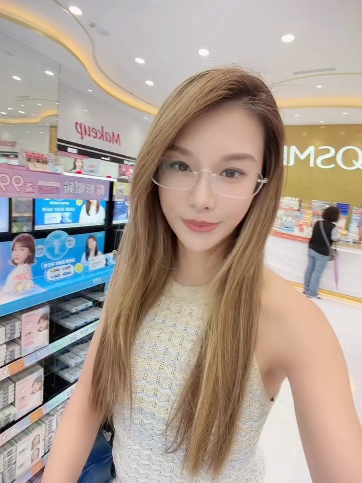 每次回台灣都一定要來這裡掃貨 😂 
康是美真的是一個太容易讓人噴錢的地方！

我最喜歡南港車站這間
也是康是美的第600間店
空間超寬敞、超好逛
美妝保養、日用品什麼都有
每次進來都會不小心逛太久、買太多 🤭

但重點是
在這裡也可以買到 OUI ORGANIC 的面膜啦！💕🌿

而且今年全新推出的法國植物胜肽膠原面膜
也已經上架
看到自己家的面膜就放在架上第一排
還是忍不住有一點小小的開心和感動 🥹✨

Every time I’m back in Taiwan, I have to come here for a little shopping spree 😂 
COSMED is seriously such a dangerous place for my wallet!

The Nangang Station store is my favorite,  it’s so spacious and easy to browse, with sooo many beauty products and everyday essentials. It’s also COSMED’s 600th store!

But most importantly… 
you can find OUI ORGANIC masks here too! 💕🌿

Including our newest Botanical Peptide Collagen Mask, launched this year. ✨

Still makes me so happy seeing our own masks sitting right there on the shelf 🥹💕 縮圖