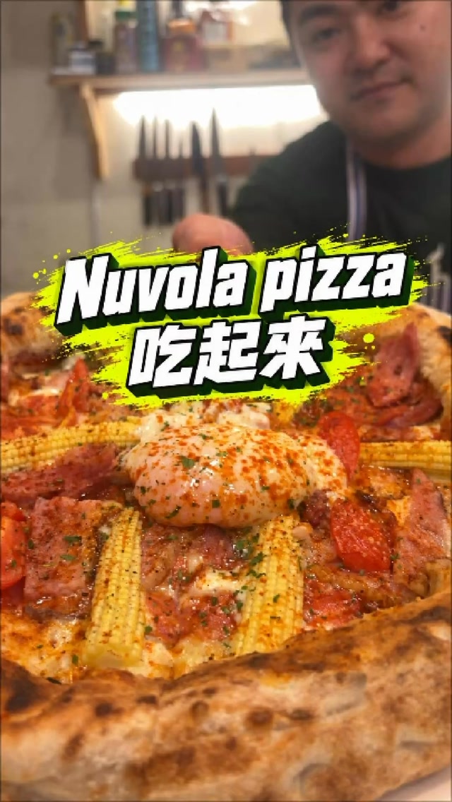 有些料理真的就是
眼睛看懂了 手還是學不會
看師傅把麵團一邊轉動
一邊慢慢按壓延展
整個動作看起來很簡單
但我很確定
換成自己大概就是手殘現場
配料完成後送進烤爐
短時間高溫烘烤
看著餅皮邊緣慢慢膨起來
也是我每次看披薩製作最喜歡的一段
吃起來鬆軟
但又不是完全沒有口感
餅皮還保留著一點Q度
這種披薩我覺得很適合分享
找三四個朋友
一次點幾種不同口味一起吃
有時候一間店會讓人記住
光是餅皮的口感
就已經決定我會不會想再吃一次
我最愛千層火腿花以及細薯
#披薩 #Pizza #台中美食 #窯烤披薩 #美食日常 披薩控 縮圖
