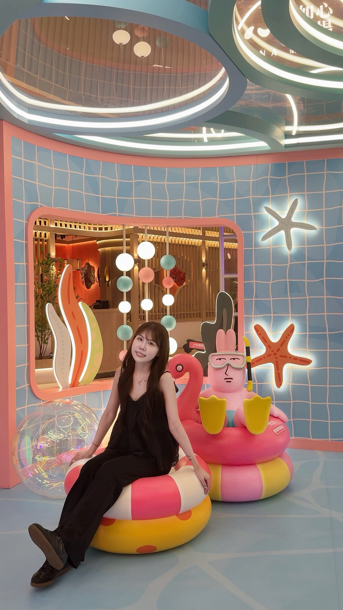 最近出國很常穿到這件喇叭褲 ♡
原本只是覺得版型很好看,結果穿過之後直接愛上!
微喇叭的剪裁真的很修飾腿型,
腿看起來又直又長,比例直接被拉出來✨
而且布料是舒服有彈性的,
不會太緊、活動起來也不會卡卡的~
出國一整天走路、坐車、拍照都很自在!
最喜歡的是它真的好穿又超好搭配🤍
出國帶一件就可以搭不同上衣,
短版、T-shirt、襯衫都可以,完全是行李箱必備款🤣
而且穿了幾次也不太容易起毛球,
好看+舒服+耐穿一次滿足 ♡
這樣一件居然只要 $499
CP值真的很可以!
@2015chun
#高cp值神褲就選chun33 縮圖