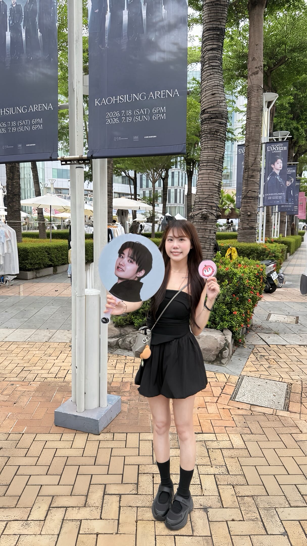 終於親耳聽到那句「We Are One, EXO! 사랑하자!」
也終於親眼看到了D點D點🐧嘟
也是第一次參加大型的Dresscode!
也成功完成讓我焦慮很久的站坑大號1900…
但站坑只有一次跟「沒有」下一次🥲
下次還是乖乖買看台區就好😁😁😁
EXhOrizon in KAOHSIUNG 🤍✨🍒 打卡成功 🫶🏻🫶🏻🫶🏻
#exo #kaohsiung #exhorizon_in_kaohsiung #do #weareone 縮圖