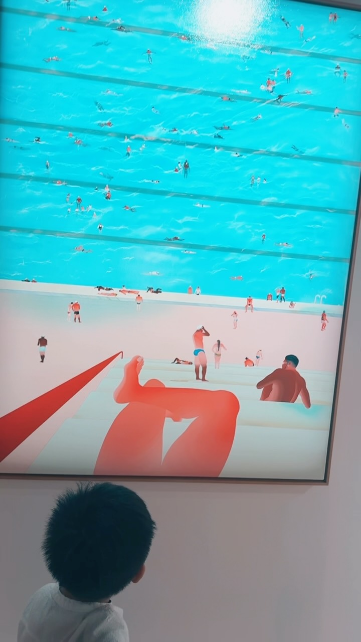 CHRISTIE'S 佳士得2026香港秋拍 台北預展
二十及二十ㄧ世紀 藝術拍賣精選
佳士得深耕亞洲40週年,今年台北預展,集結許多難得一見的現代與當代藝術作品。
這次台北預展展出此次藝術秋拍的重磅拍品。曾創下亞洲拍賣史上最高價西方藝術品紀錄的巴斯奇亞「古代科學家」,創作於藝術家在國際藝壇聲名大噪的黃金時期。中央近半畫幅由身形龐大的骷髏形象人物所佔據,融匯非洲與大洋洲雕塑、神話、文藝復興藝術、人體結構及流行文化等多元領域的靈感。
草間彌生尺幅恢宏的標誌性南瓜「A-南瓜 (YHP)」展出,也是此作首度登上拍場。
特別著迷於藝術家如何運用構圖、色彩、線條與角色,讓靜止的畫面產生節奏,甚至形成一段敘事。如同音樂要去試敘事述說曲子的故事。
巴斯奇亞、草間彌生、趙無極畫面裡流動的空間感,奈良美智蘊藏豐富情緒的角色表情,都呈現截然不同視覺語言。
看展不只是欣賞名作,也是創作者持續累積觀察、感受與靈感的方式。近距離看見這些重要作品,感受每幅畫背後的想法與生命力。
#Christies #佳士得 #趙無極 #奈良美智 #草間彌生 縮圖
