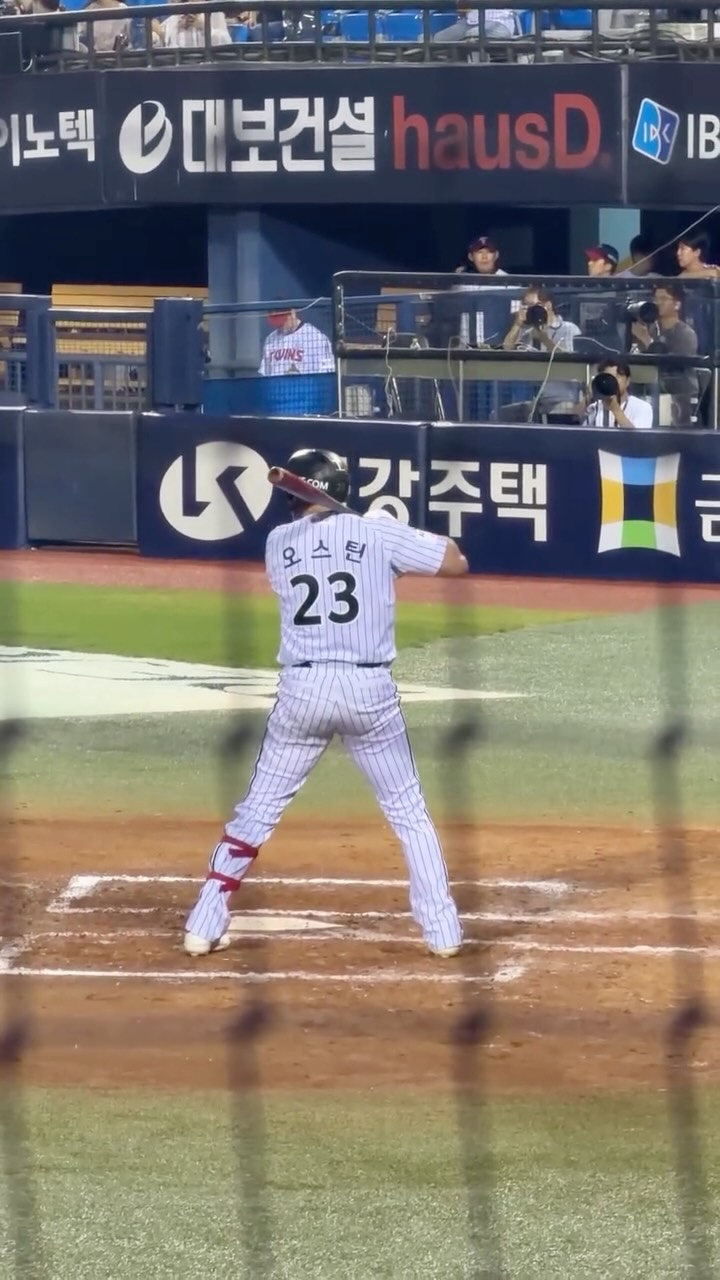 Austin Dean,這個男人真的停不下來🔥
昨天才完成 KBO 生涯第 1 次、也是本季第 1 次的「完全打擊」,
今天面對 NC 又直接來個 雙響砲💥💥
第一發:
🚀 第34轟|陽春砲
第二發更誇張:
💣 第35轟|三分砲
單場 2 轟、4 打點,直接幫助 LG 8:0 完封 NC,LG 也拿下後半季首度 3 連勝。(모바일 네이트 뉴스)
而 Austin Dean 今年的故事,真的不只是「打得很好」而已。
截至今天,他已經累積:
🔥 35 HR
🔥 104 RBI
🔥 打擊率超過 3 成
目前距離聯盟全壘打王金倒永只差 4 支,而且打點更是高居聯盟第一。(韓聯社)
去年拿下 MVP 後,
今年他正在挑戰一件更難的事——
衛冕 MVP。👑
但比起個人獎項,我更喜歡 Austin 曾經展現出來的那份 LG 歸屬感。
從 2023 年來到 LG,
一路從外籍打者變成球迷口中的「복덩이(福星)」,
如今已經成為這支球隊不可或缺的核心。
如果可以,
我真的希望有一天能看到:
「Austin Dean,LG 生涯最後一場比賽。」
不是因為他老了,
而是因為他真的在 LG 待到了退休。
希望這段故事,可以一直寫下去。🧡🖤
Austin,
우리랑 끝까지 같이 가자.
#LG트윈스 #LGTwins #AustinDean #오스틴딘 #kbo 縮圖